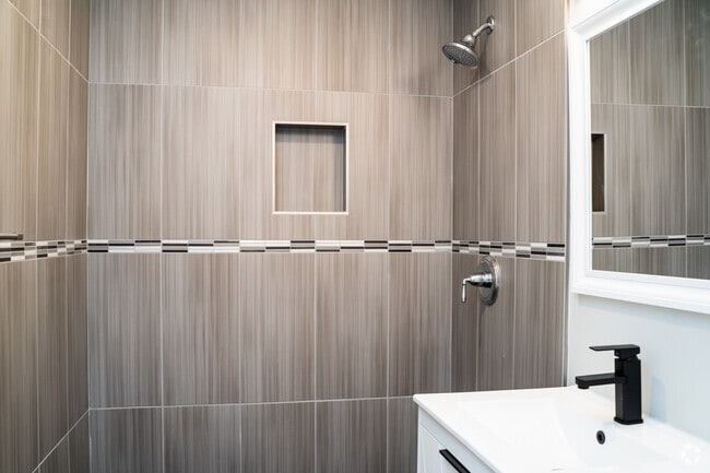 Renovated Stand Up Shower - New Country Club Estates Rental