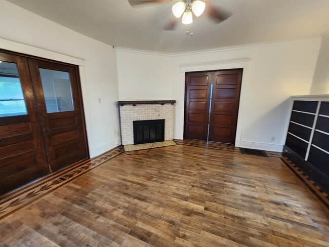 Building Photo - 2 Kitchens & 2 Bathrooms