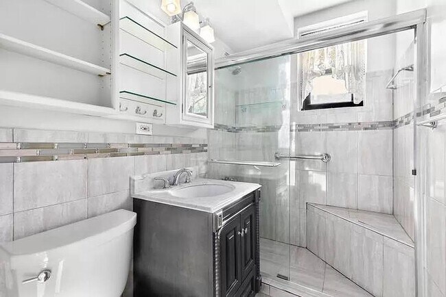 Photo - 1874 Pelham Pkwy S