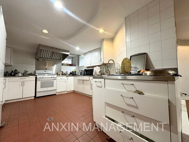 Building Photo - 71 Gardner St Unit 1 Rental