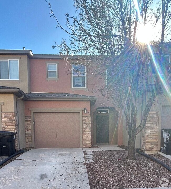 Building Photo - Townhome With Clubhouse