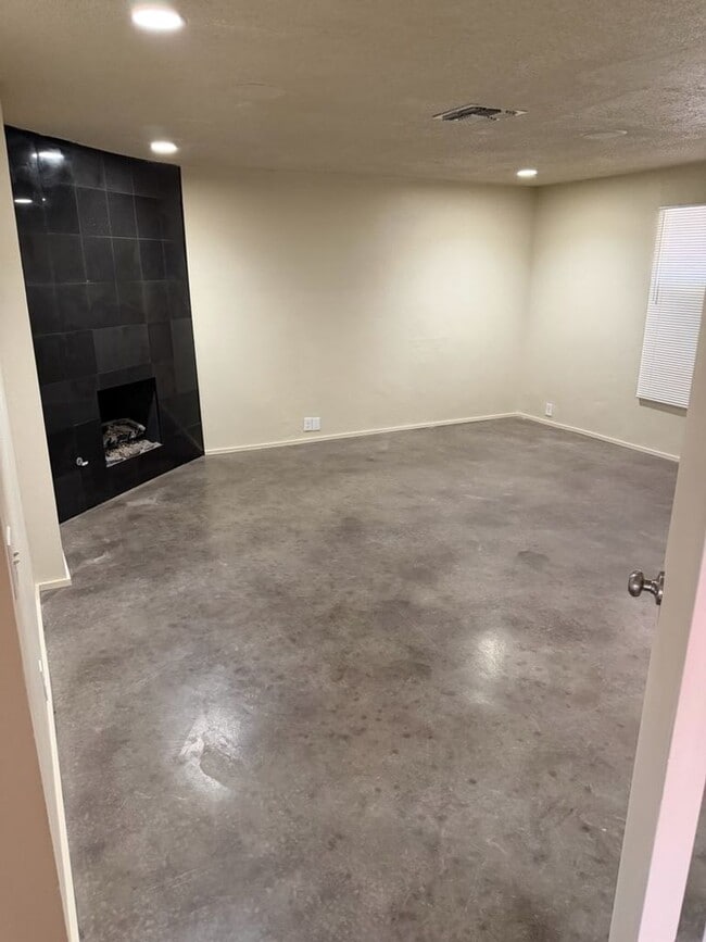 Photo - 4 BEDROOMS  2 brand new bathrooms with SPARKLING Pool \ $2795.00/MO