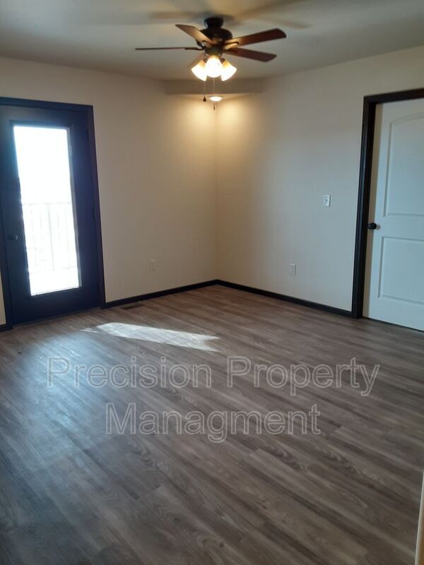 Photo - 581 225th St