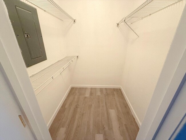 Building Photo - 3085 Walnut Bend Ln Unit 16