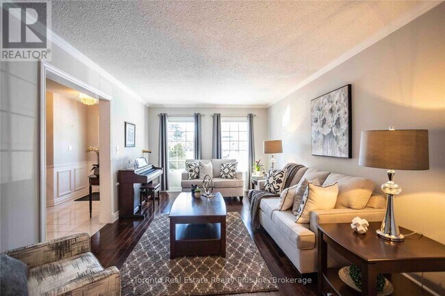 Photo - 48 Newbury Crescent