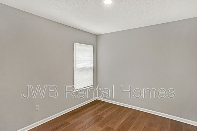 Photo - 939 W 24th St