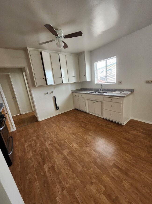 Photo - 14923 Larch Ave