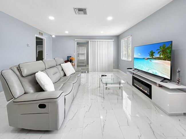 Photo - Beautifull 2-Bedroom End-Unit Villa in Palm Harbor!