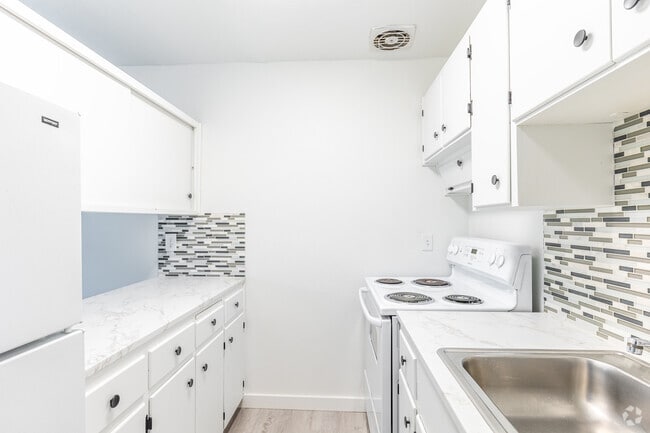 1BR, 1BA -738SF - Edgemont Apartments