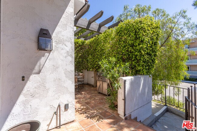 1541 Palisades Dr
