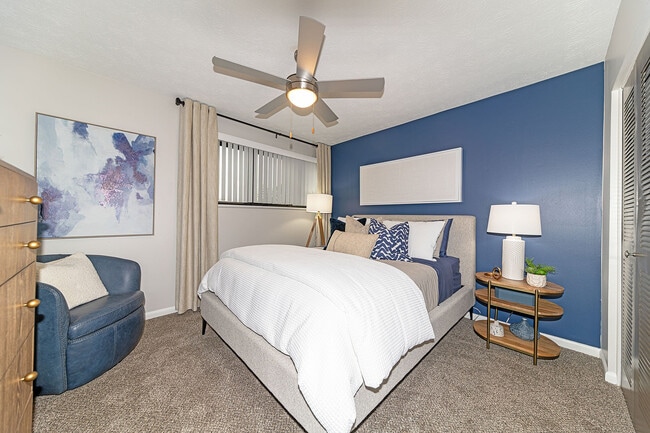 Cozy bedroom with carpet and ceiling fan - Vetra Lexington