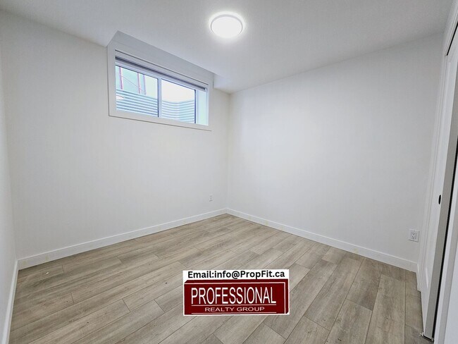 Photo - 15912-15996 96 Ave NW