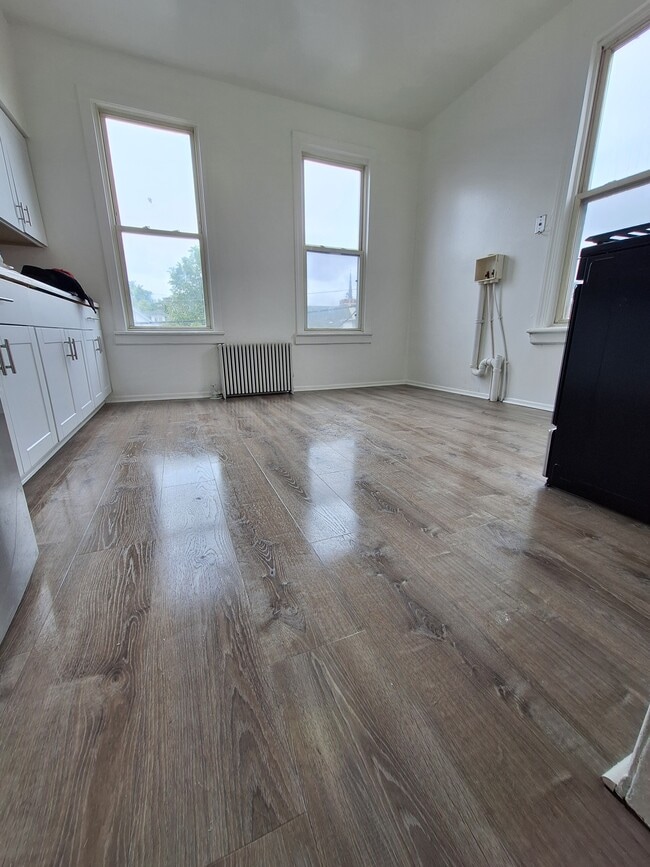 Building Photo - 98 Main St Unit Apt 2R