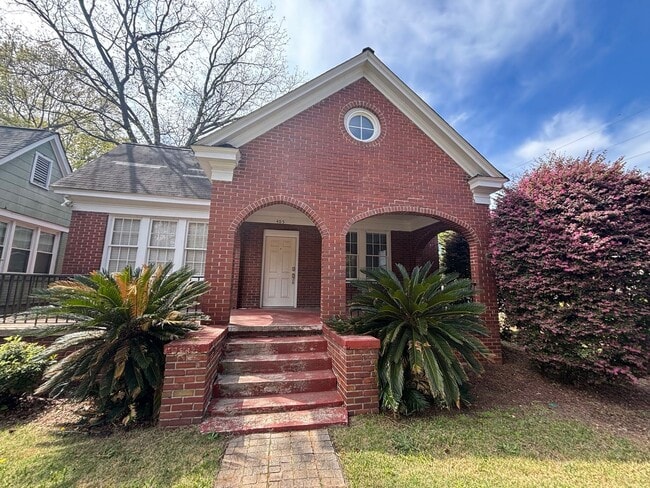 Building Photo - Bungalow in Rosewood