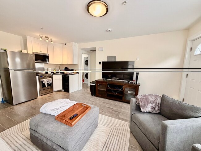 Building Photo - 13 Dalby St Unit 1