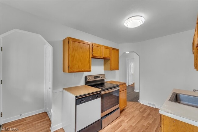 Building Photo - 5581 Saxon Dr