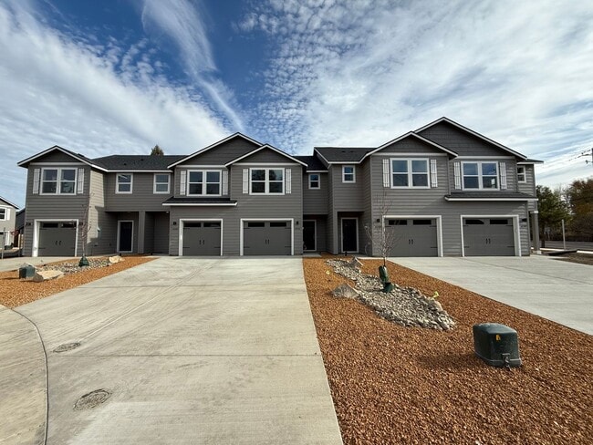 Building Photo - Brand New Stunning 3 Bed/2.5 Bath Townhous...