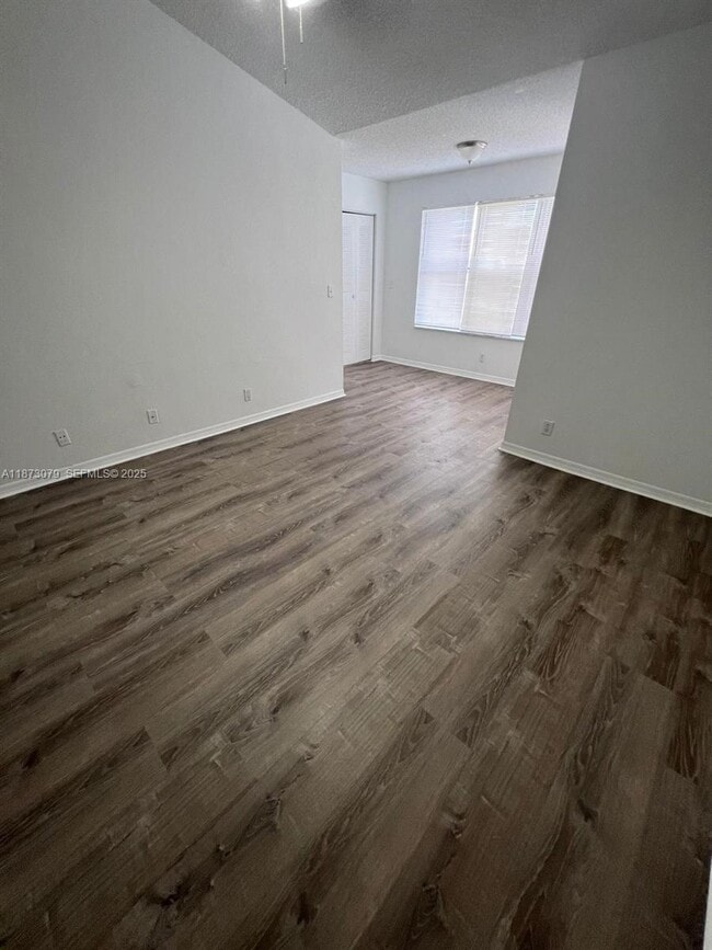 Building Photo - 3430 Pinewalk Dr N Unit 636