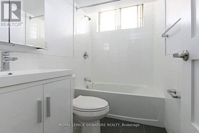 Photo - 525 Eglinton Ave E