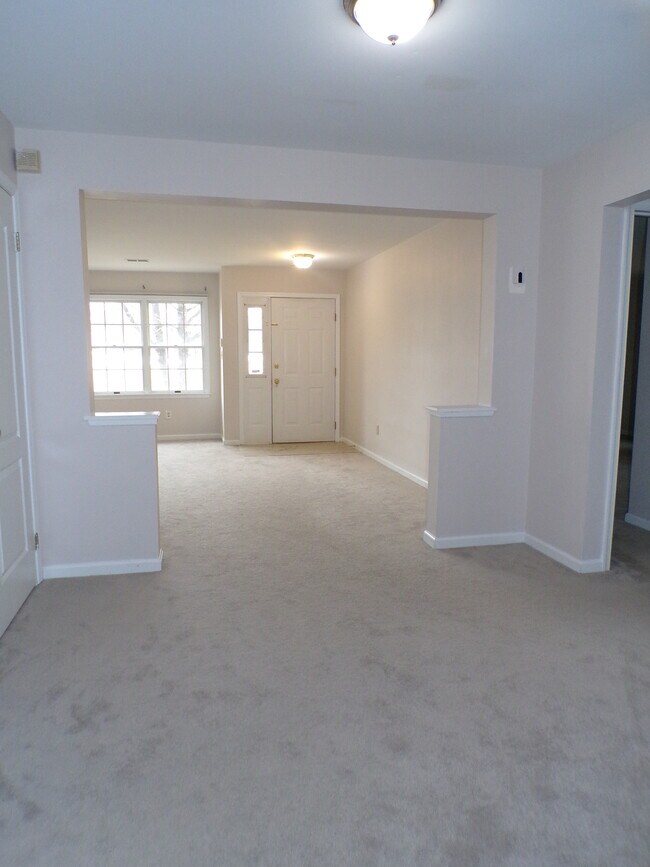 Living/family room - 302 Windsor Pl Unidad Windsor Place