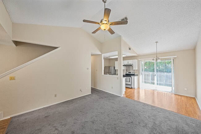 Photo - 1015 E Yager Ln House