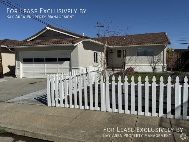 Building Photo - Spacious 3 BR/ 2 BA House with Mid-Century...