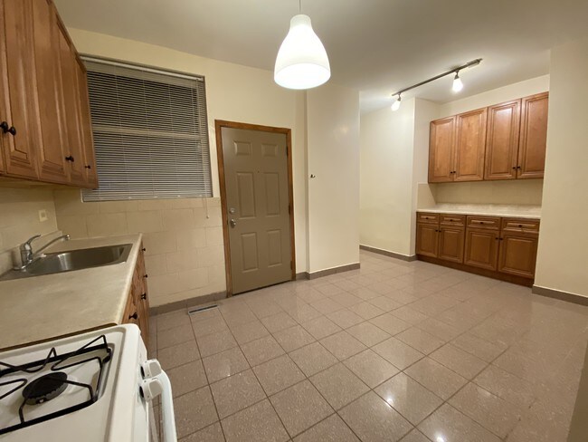 Kitchen - 940 W Windsor Ave Unit 1