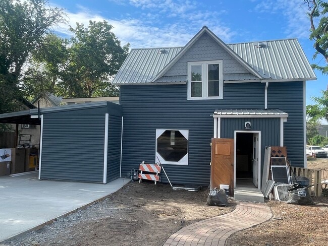 Building Photo - 701 E 3rd St Unit 1 Rental