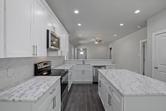 Building Photo - Room in House on Harding St