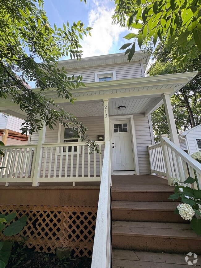 Building Photo - Gorgeous 3 bedroom 1 1/2 bathroom Single F... Rental