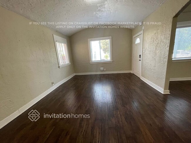 Photo - 2627 S Dunsmuir Ave