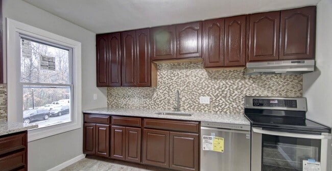 Photo - 2790 Patrick Henry Dr