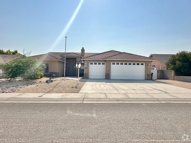 Building Photo - Beautiful 3 bedroom, 3 bathroom home with ...