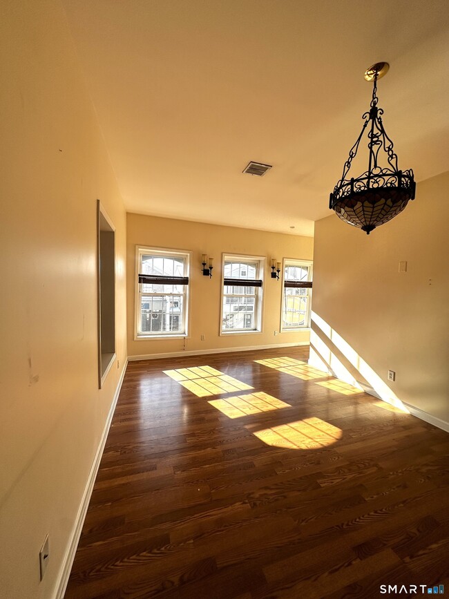 Building Photo - 32 W Main St