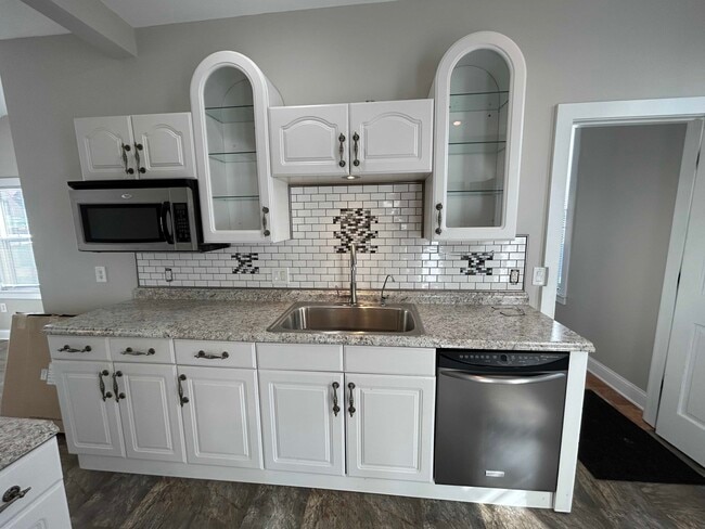 Photo - 542 Lyon St NE