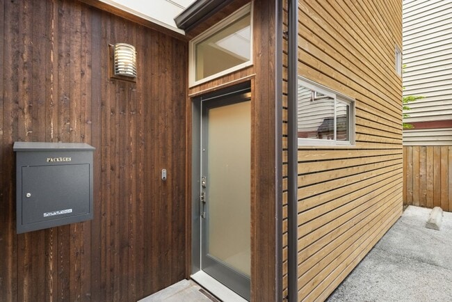 Building Photo - 3bd/3ba Seattle Townhome