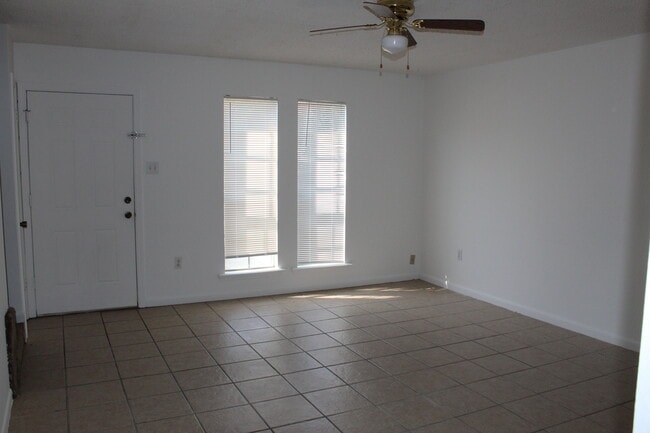 Building Photo - Huntley Place (78) Unit A2