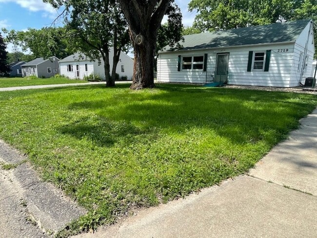 Building Photo - Recently Renovated 2 Bed 1 Bath