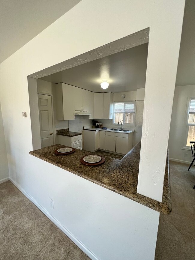 Building Photo - Great 2 Bedroom Corner Lot House Seaside