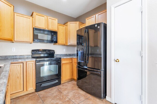 Photo - Welcome to this beautiful 3 bedroom, 2.5 bathroom home located in Avondale, AZ