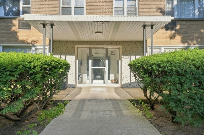 Building Photo - 2025 W Granville Ave Unit 412