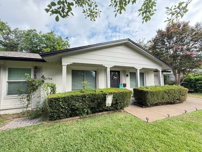 Photo - 2621 Trinity St