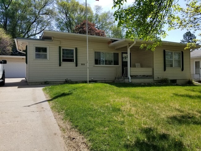Photo - Aksarben/UNO 4 bed 2 bath with gas firepit...