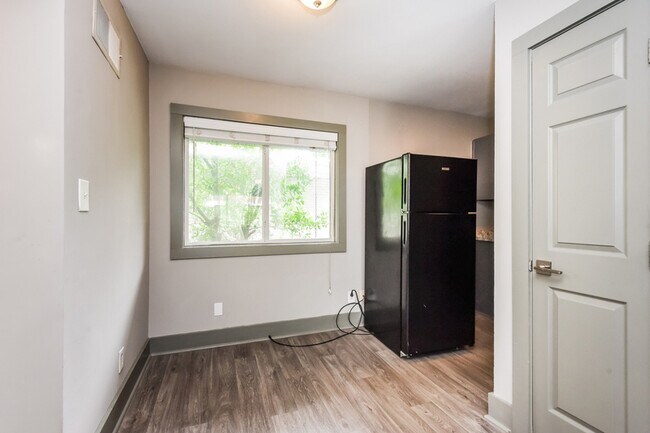 Photo - 1984 Wellbourne Dr NE