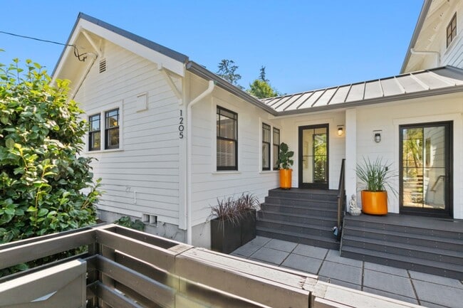 Photo - 2Bd/1Ba Seattle Duplex