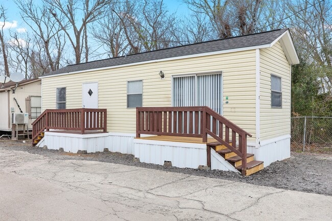 Photo - 5015 39th St E