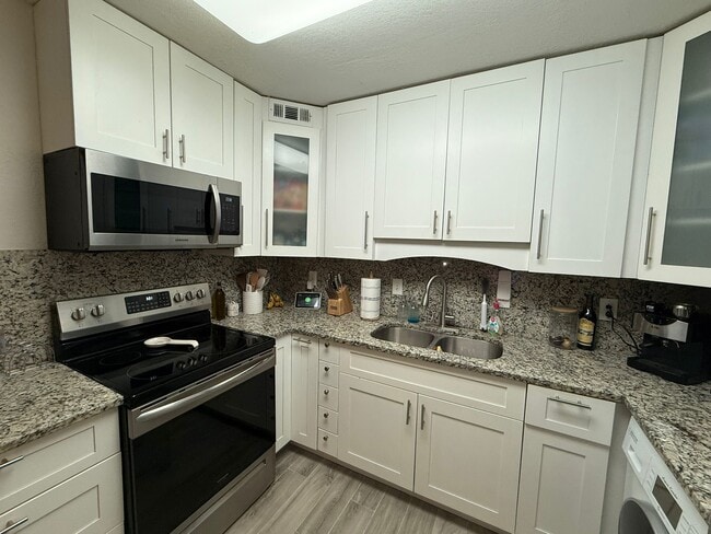 Building Photo - 4900 NW 79th Ave Unit #105 Rental