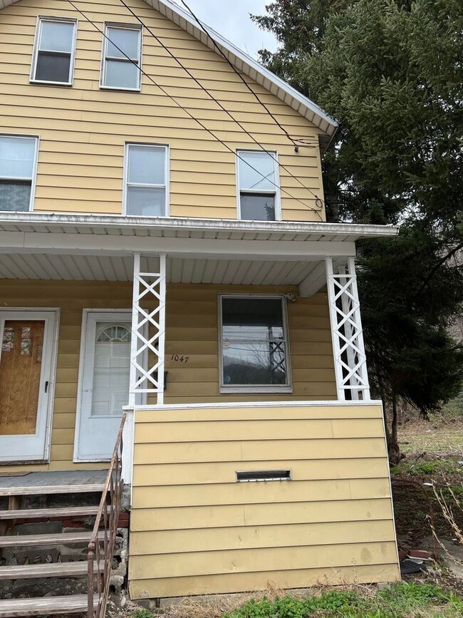 Building Photo - 1045-1047 Sunday St Unit 1047 Sunday