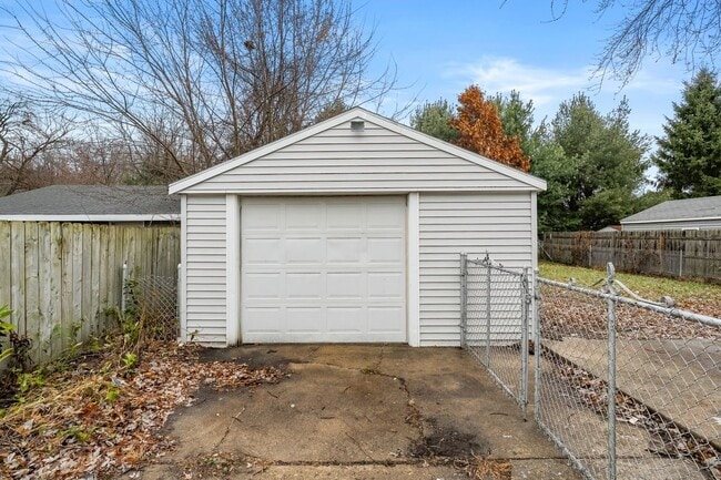 Photo - 423 Cornell Dr