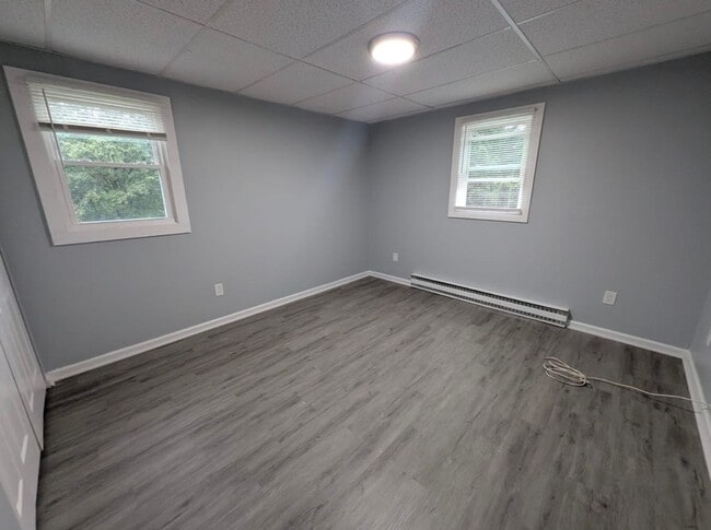 Building Photo - Newly Renovated Apartment – Comfort, Style... Unit 8